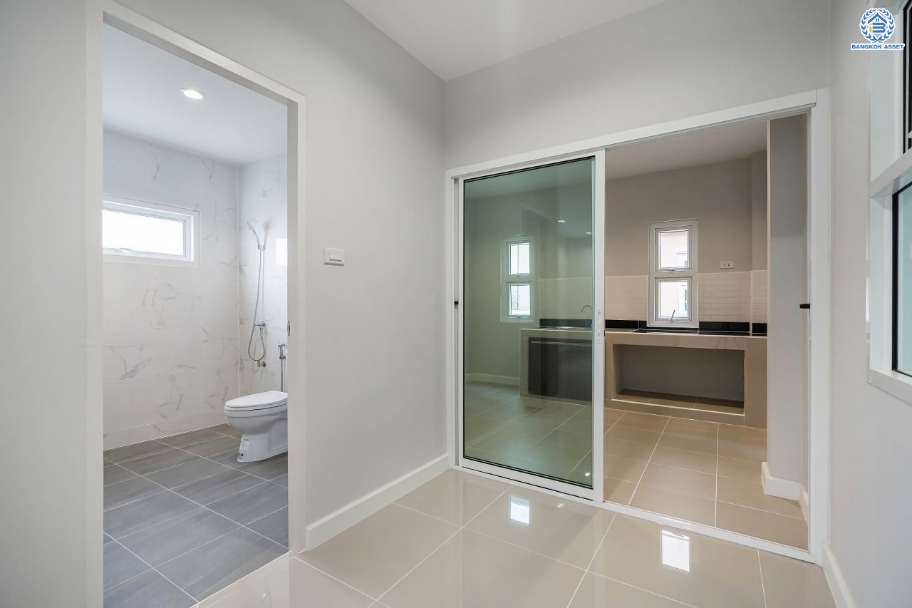 บ้านมือสองตกแต่งใหม่ โครงการ ลภาวัน15 ราชพฤกษ์ เนื้อที่ 50.5 ตร.ว. ฟังก์ชันครบ 3 ห้องนอน 3 ห้องน้ำ 2 ที่จอดรถ บ้านสวยสภาพดี พร้อมเข้าอยู่ บนทำเลศักยภาพติดถนนราชพฤกษ์ เชื่อมสู่แจ้งวัฒนะได้อย่างรวดเร็ว ใกล้รถไฟฟ้าสายสีม่วง "สถานีบางรักใหญ่"